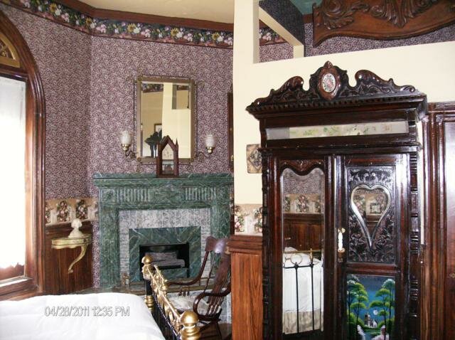 Fleur de Lis Room Available
