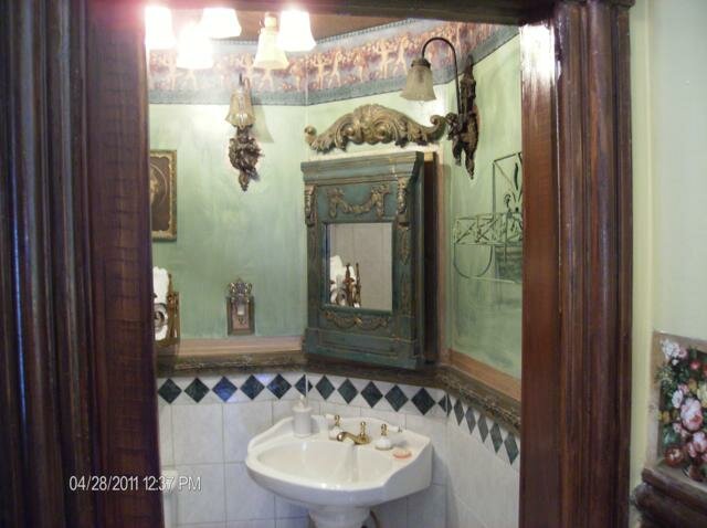 Fleur de Lis Room Available
