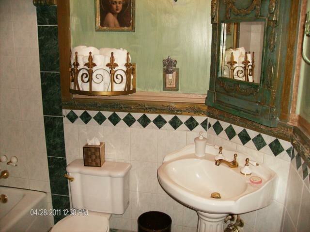 Fleur de Lis Room Available